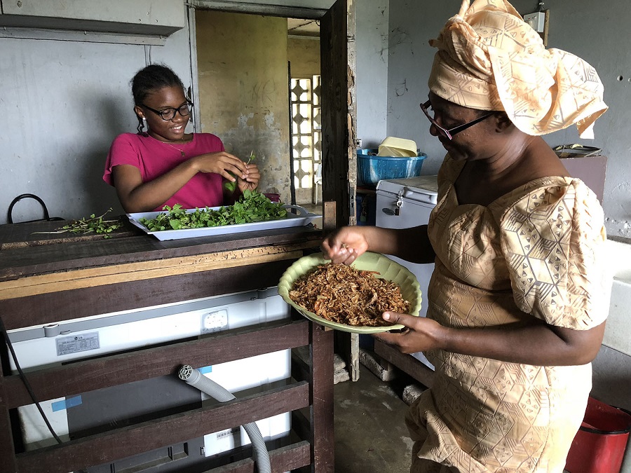 Victory laughs with her mum as they prepare lunch | Photo credit : Amarachi Chukwuma for The New York Times